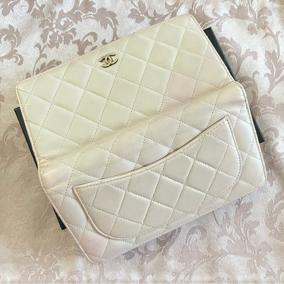 Authentic Chanel Lambskin Quilted Yen Wallet in Light Pink - Picture 4 of 16